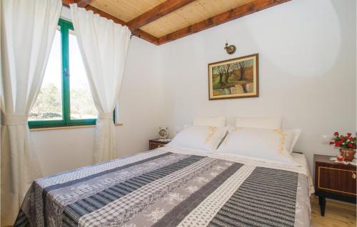 מיטה או מיטות בחדר ב-Awesome Home In Smokvica With Kitchen