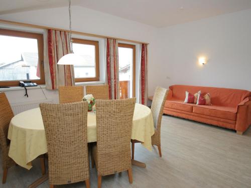 Posedenie v ubytovaní Charming Apartment in Uderns with Balcony