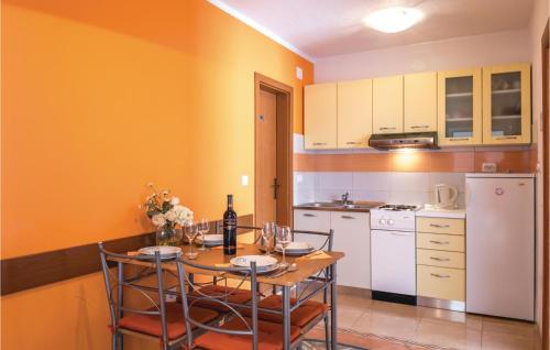 Kuchyň nebo kuchyňský kout v ubytování Nice Apartment In Makarska