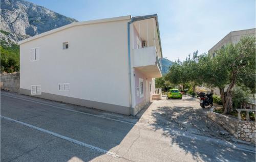 Two-Bedroom Apartment With Sea View In Makarska