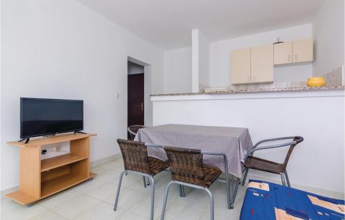 TV a/nebo společenská místnost v ubytování One-Bedroom Apartment In Hodilje