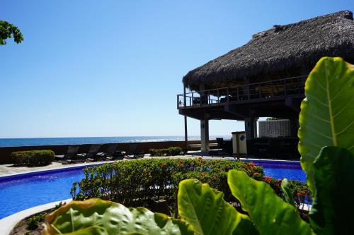 Una vista de un resort con el océano al fondo. en Casa de Mar Hotel And Villas, en La Libertad