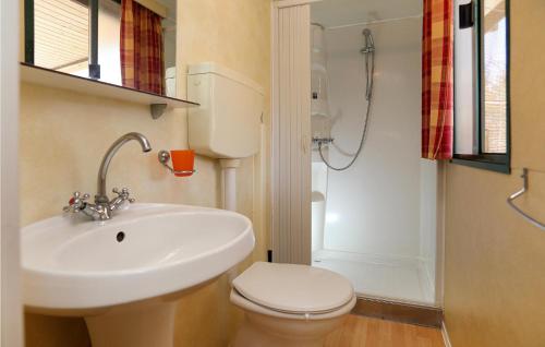 uma casa de banho com um lavatório, um WC e um chuveiro em Amazing stacaravan In Trogir With Kitchen em Trogir