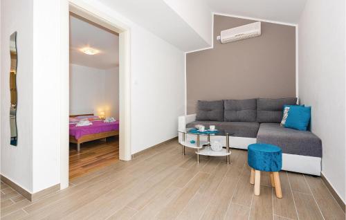 sala de estar con sofá y dormitorio en Awesome Apartment In Dolac With Wifi, en Podgreben