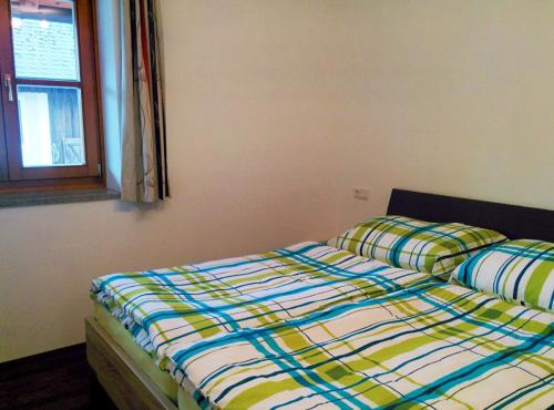 a bedroom with two beds and a window at Ferienwohnungen Widlroither in Mondsee
