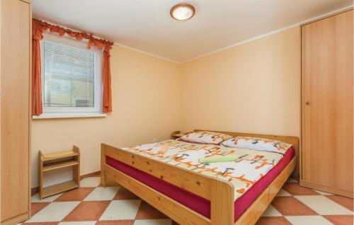 a bedroom with a bed and a window at Nice Apartment In Labin With Outdoor Swimming Pool in Diminići
