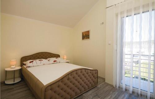 Ένα ή περισσότερα κρεβάτια σε δωμάτιο στο Gorgeous Apartment In Bibinje With Kitchen