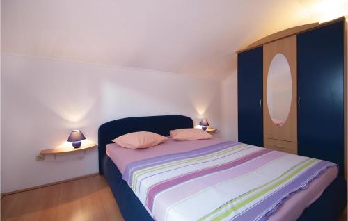 Een bed of bedden in een kamer bij Lovely Apartment In Rovinj With Kitchen