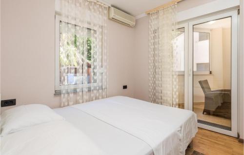 Postel nebo postele na pokoji v ubytování 2 Bedroom Pet Friendly Apartment In Opatija