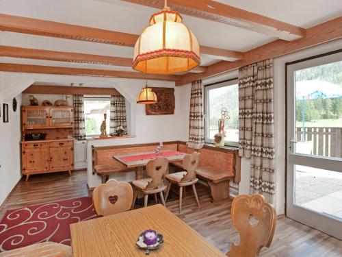 cocina y comedor con mesa y sillas en Spacious Holiday Home in Wenns near Ski Area, en Wenns