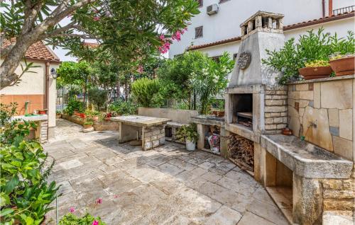 2 Bedroom Cozy Apartment In Rovinj