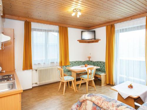 salon ze stołem i kanapą w obiekcie Chalet in Alps near Ski Slopes w mieście Mittersill