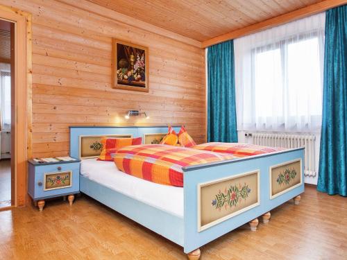 ミッタージルにあるSunny Hillside Apartment in Mittersill near Public Transportの木製の壁のベッドルーム1室(ベッド1台付)