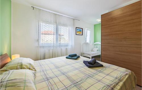 Gorgeous Apartment In Pula With Wifi tesisinde bir odada yatak veya yataklar