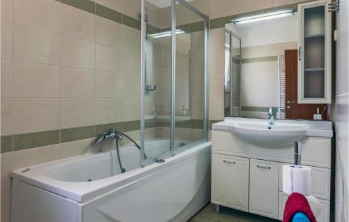 bagno con vasca, lavandino e doccia di Gorgeous Apartment In Pula With Wifi a Pola (Pula)