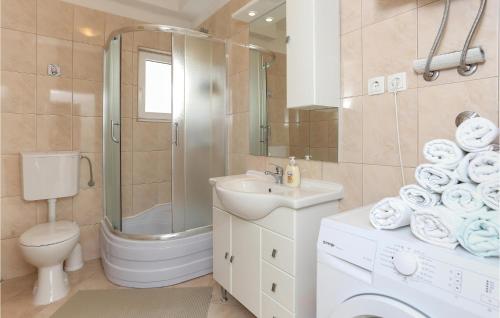 カシュテラにあるNice Apartment In Kastel Stari With 2 Bedrooms, Wifi And Outdoor Swimming Poolのバスルーム(シャワー、トイレ、シンク付)