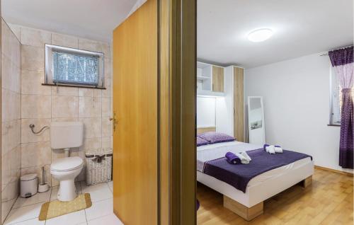 a bedroom with a bed and a toilet at Gorgeous Apartment In Pavicini With Kitchen in Pavicini