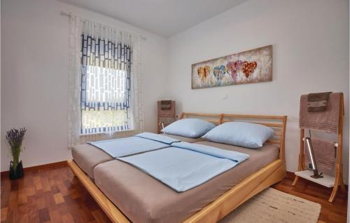 1 dormitorio con 1 cama grande y 2 almohadas en 2 Bedroom Amazing Apartment In Liznjan en Ližnjan