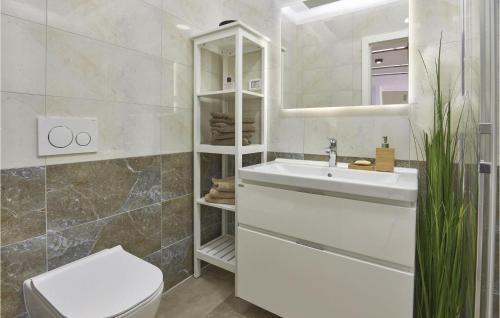 Phòng tắm tại 2 Bedroom Amazing Apartment In Liznjan