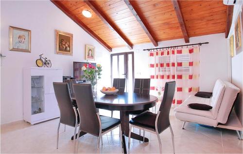 Ruang duduk di Four-Bedroom Holiday Home Vela Luka 03