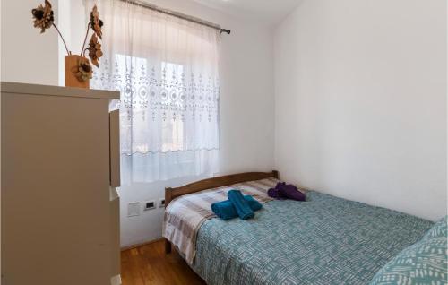 Gulta vai gultas numurā naktsmītnē Amazing Apartment In Fazana With 2 Bedrooms And Wifi