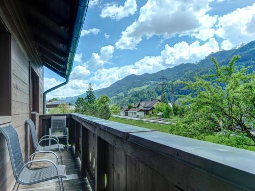 ブルック・アン・デア・グロースグロックナーシュトラーセにあるAlluring Holiday Home in Salzburg with Balconyの山の景色を望むバルコニー(椅子2脚付)