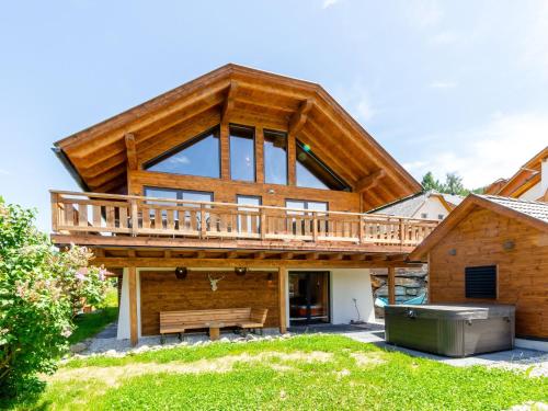 ザンクト・マルガレーテン・イム・ルンガウにあるPlushy Holiday Home in Sankt with 2 Saunas and bubble bathsの大きな木造家屋(大きなデッキ付)