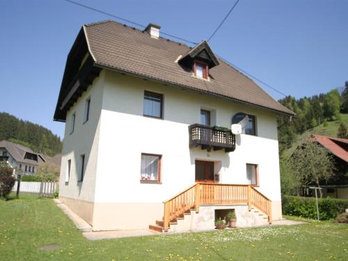 DeutschgriffenにあるHoliday home in Deutsch Griffen near Woertherseeの木製バルコニー付きの大きな白い家