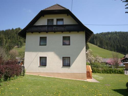 una gran casa blanca con techo de gambrel en Holiday home in Deutsch Griffen near Woerthersee en Deutschgriffen