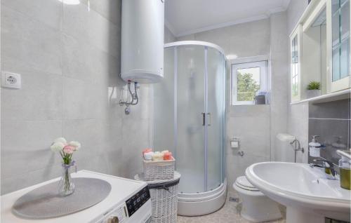 Bathroom sa Nice Home In Hrvace With Outdoor Swimming Pool