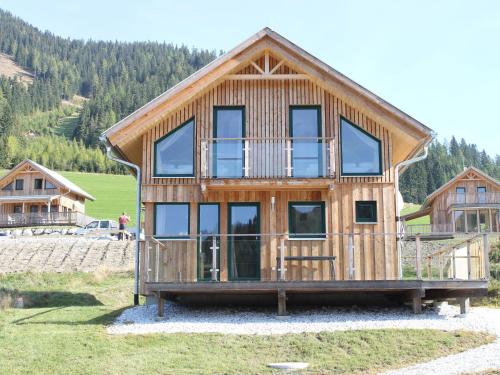 ホーエンタウアーンにあるChalet in Hohentauern near ski area with saunaの大きな木造家屋(窓付)