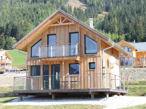 ホーエンタウアーンにあるChalet in Hohentauern near ski area with saunaの山の上に広いデッキがあるログハウス