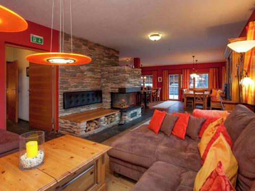 ザンクト・アントン・アム・アールベルクにあるCountry house in Sankt Anton am Arlberg with saunaのリビングルーム(ソファ、暖炉付)