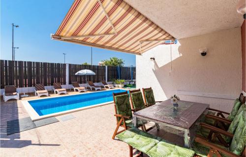 Bazén v ubytování Holiday Home Pomer Pomer nebo v jeho okolí