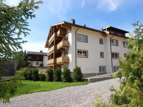 FeuringにあるModern Apartment near Ski Trail in Brixenの砂利の私道付きアパートビル