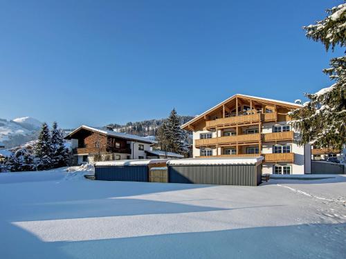 FeuringにあるModern Apartment near Ski Trail in Brixenの建物前の雪屋根付き駐車場