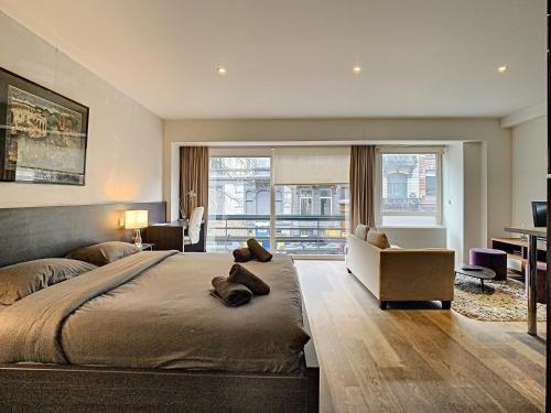 1 dormitorio con 1 cama grande y escritorio en Flat Moliere, en Bruselas