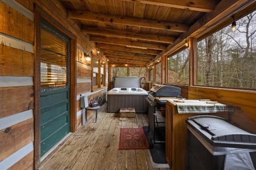 Afbeelding uit fotogalerij van The Robins Nest with hot tub in Pigeon Forge