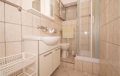 Ein Badezimmer in der Unterkunft Nice Home In Brna With Kitchen