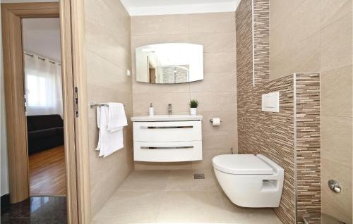 ein Badezimmer mit einem weißen WC und einem Spiegel in der Unterkunft Awesome Home In Zedno With Outdoor Swimming Pool in Trogir