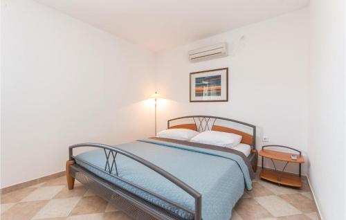Säng eller sängar i ett rum på Gorgeous Home In Bibinje With House Sea View