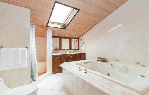 La salle de bains est pourvue d'une baignoire, de toilettes et d'une fenêtre. dans l'établissement Stunning Home In Pula With Outdoor Swimming Pool, à Muntić