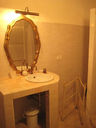 a bathroom with a sink and a mirror at Agriturismo il Casalino in Pari