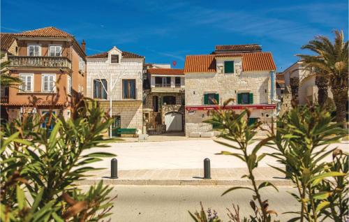 eine Gruppe von Gebäuden mit Palmen im Vordergrund in der Unterkunft Three-Bedroom Holiday Home In Rogoznica in Rogoznica