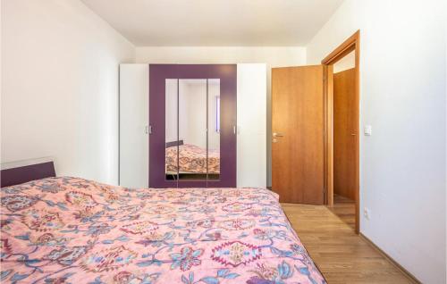 En eller flere senger på et rom på Stunning Apartment In Crikvenica With Wifi