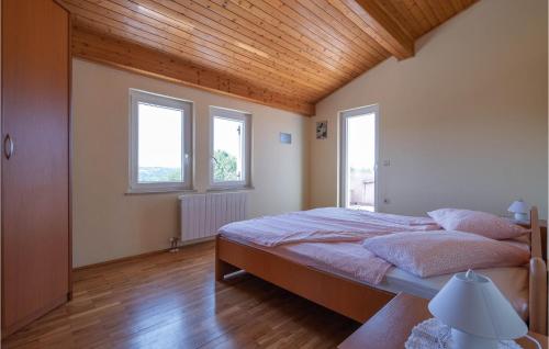 Кровать или кровати в номере Beautiful Home In Vinez With 3 Bedrooms, Wifi And Outdoor Swimming Pool