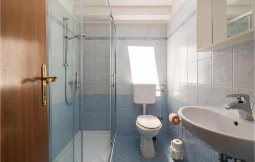 Vonios kambarys apgyvendinimo įstaigoje Amazing Home In Vinez With House A Panoramic View