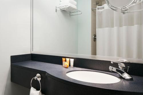 Bilik mandi di Club Quarters Hotel Wacker at Michigan, Chicago