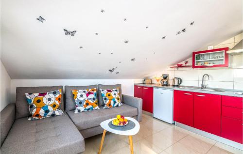 a living room with a couch and a kitchen at Cozy Apartment In Njivice With Wifi in Njivice