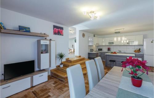 Kuchyňa alebo kuchynka v ubytovaní Three-Bedroom Holiday Home In Buje